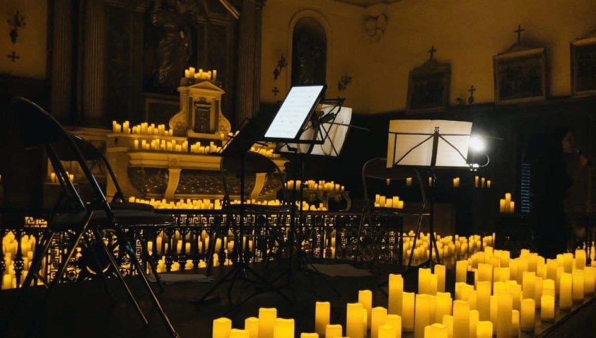 centaine de bougies allumées dans une chapelle