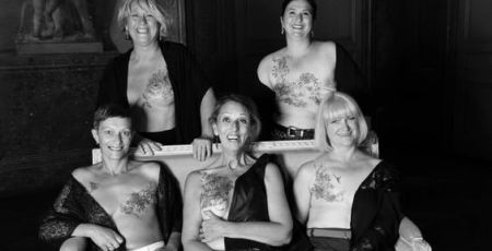 Rose Tattoo : des femmes ayant eu une mastectomie ont un tatouage sur leurs cicatrices. Elles posent tout sourire