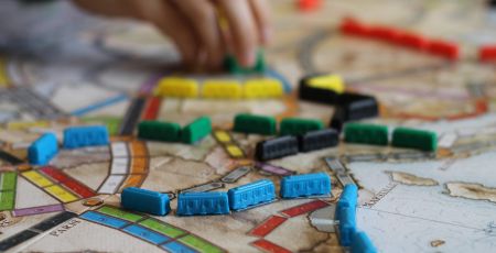 Plateau de jeu avec des petits trains
