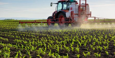 Tracteur épendant des pesticides (marritch / Adobe Stock)