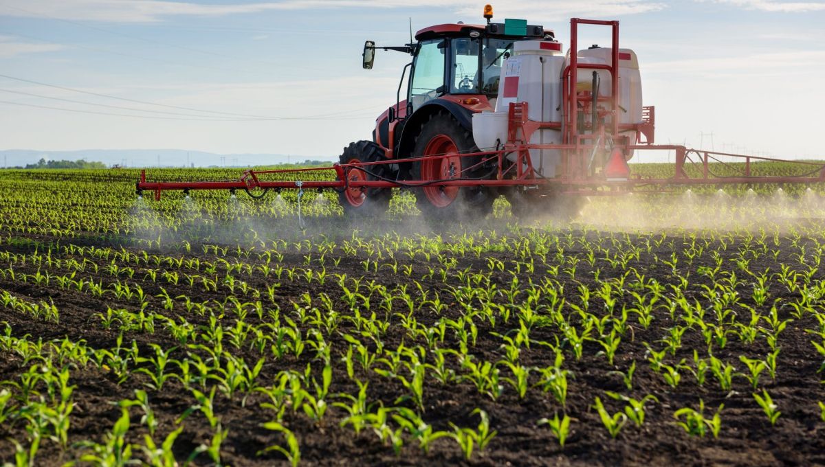 Tracteur épendant des pesticides (marritch / Adobe Stock)