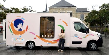 Siham devant son camion de coiffure sur la place d'une ville en France.