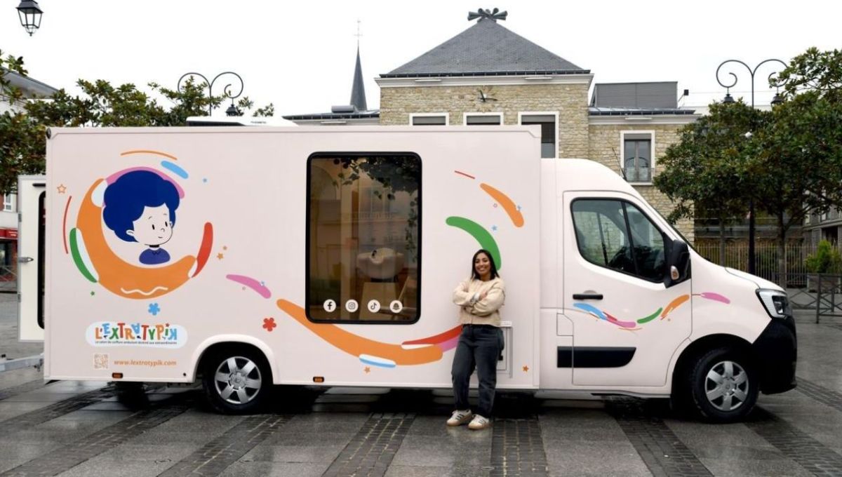 Siham devant son camion de coiffure sur la place d'une ville en France.
