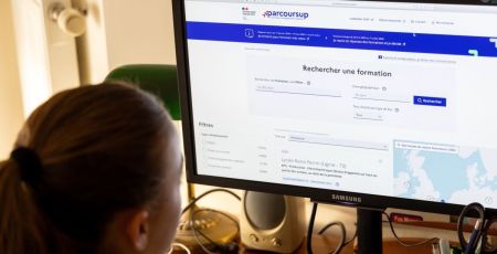 Une jeune fille qui cherche son orientation scolaire.