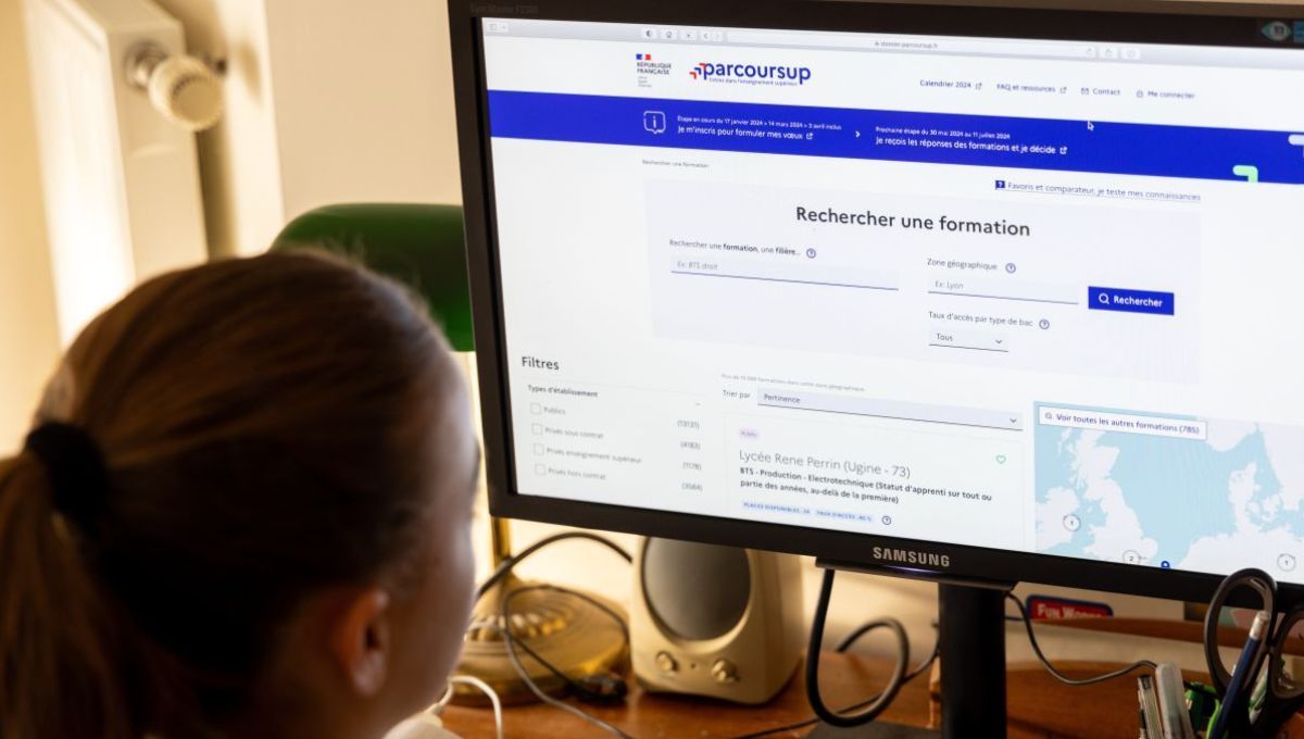 Une jeune fille qui cherche son orientation scolaire.