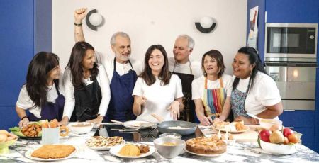 Cécilia Collot, le fondatrice avec les retraiteurs en cuisine