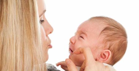 Bébé est consolé par sa mère.