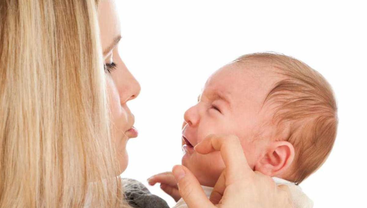 Bébé est consolé par sa mère.