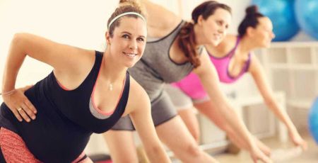 Des futures mamans participant à un cours de fitness.