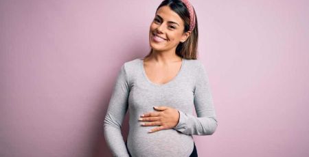 Une future maman qui vit une grossesse sereine au naturel