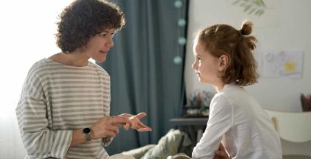 Une mère et sa jeune fille discutent avec sérieux.