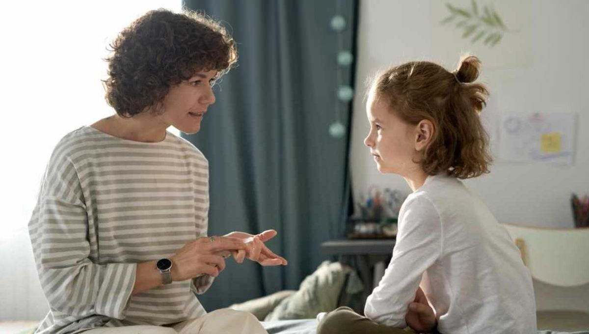 Une mère et sa jeune fille discutent avec sérieux.