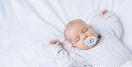 Bébé qui dort paisiblement.
