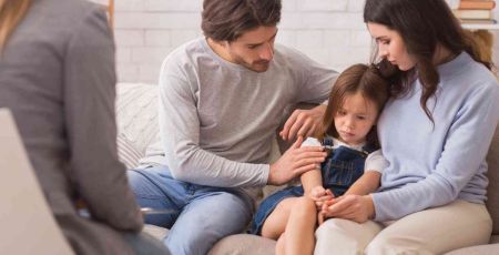 Des parents qui restent attentifs à leur enfant pendant leur séparation.