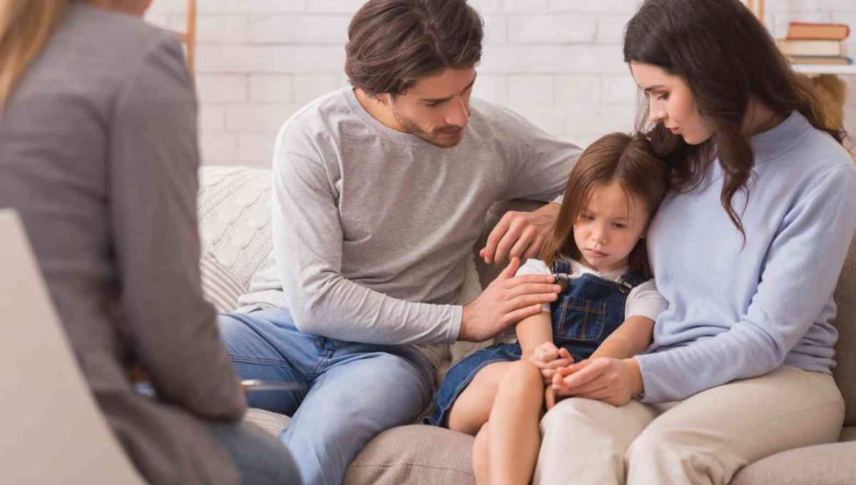 Des parents qui restent attentifs à leur enfant pendant leur séparation.
