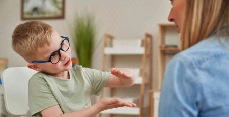 Intervention personnalisée d'une thérapeute auprès d'un petit garçon autiste.