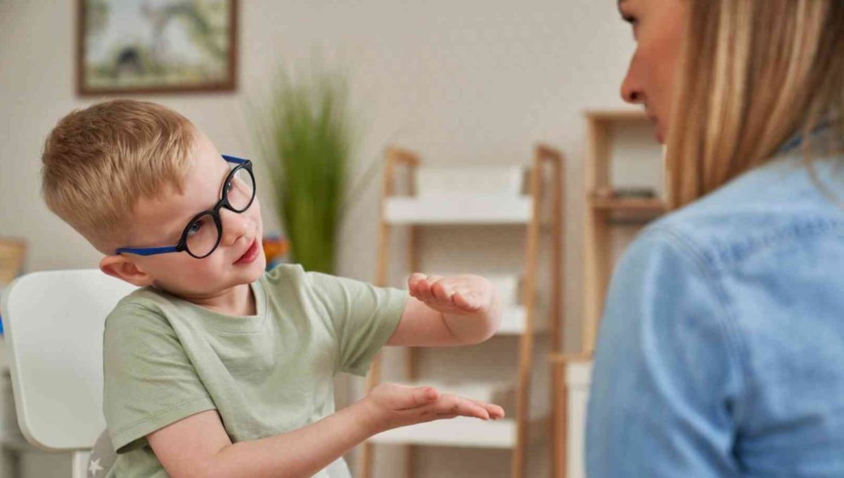 Intervention personnalisée d'une thérapeute auprès d'un petit garçon autiste.