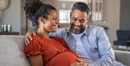 Un charmant couple de futurs parents