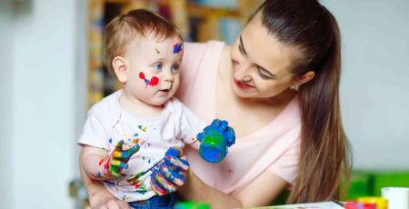 Une mère et son tout-petit en plein atelier peinture