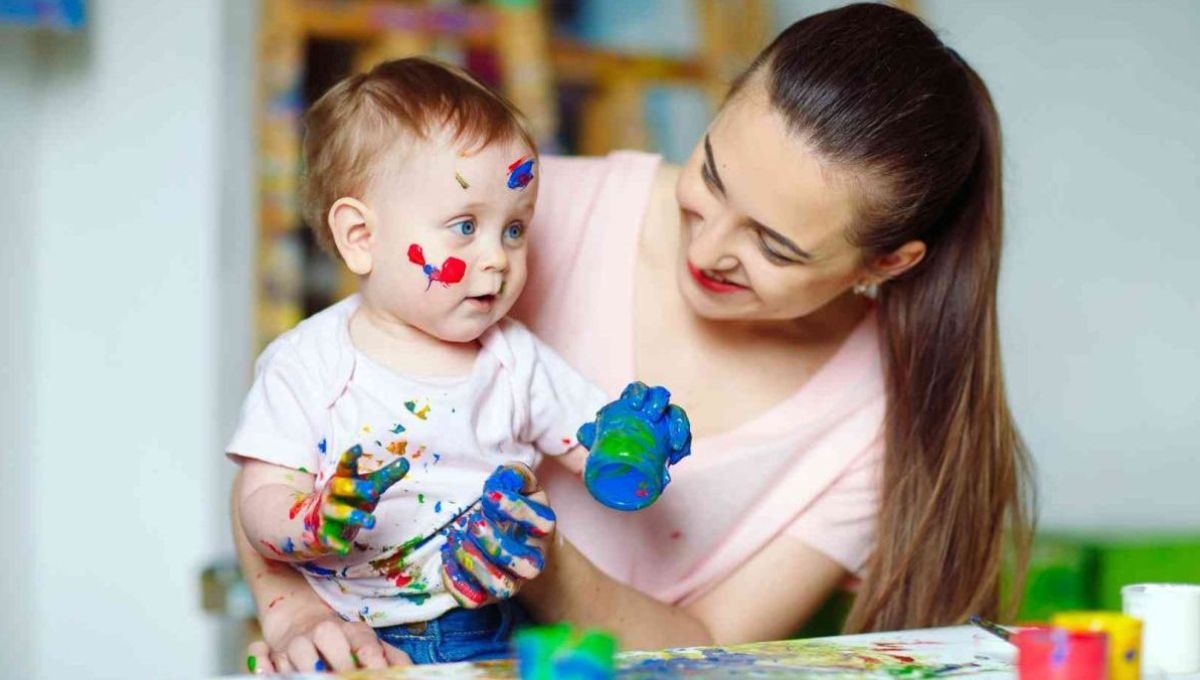 Une mère et son tout-petit en plein atelier peinture