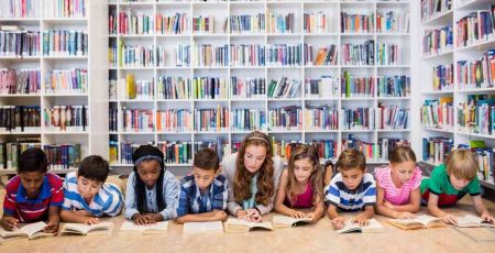 Des enfants lisent des livres à la bibliothèques.