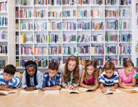 Des enfants lisent des livres à la bibliothèques.