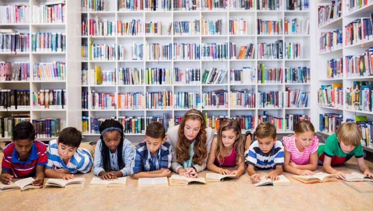 Des enfants lisent des livres à la bibliothèques.