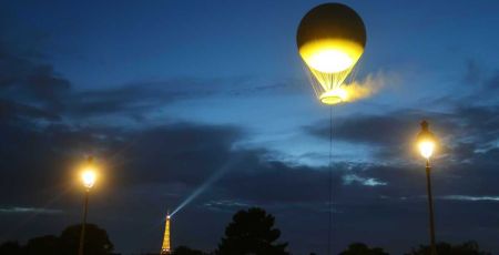 La vasque olympique dans le ciel de Paris