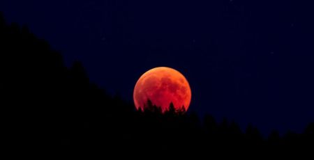 Une éclipse lunaire totale.
