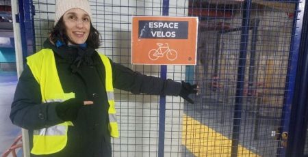 Marlène, bénévole à Vélo-Cité, nous ouvre les portes d'un local à vélo sécurisé.