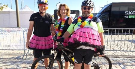 Des participants du Vélotour jouent le jeu du déguisement.