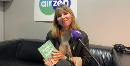 Claire Pétreault avec son livre "Je bosse pour la planète" aux éditions Eyrolles.