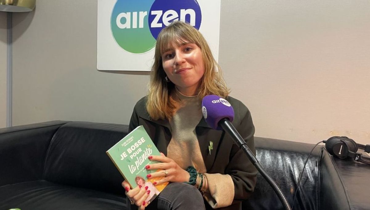 Claire Pétreault avec son livre "Je bosse pour la planète" aux éditions Eyrolles.
