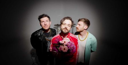 “Vertige inversé”, le nouvel album du groupe pop-rock solaire Amoure  
