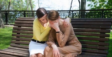 Une femme en console une autre - Vie personnelle et équilibre émotionnel