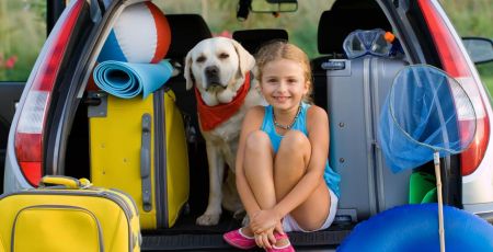 voiture chargée vacances petite fille chien