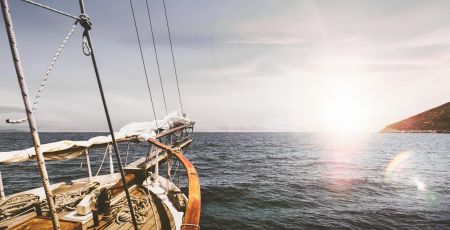 En voilier, ils transportent des marchandises en Méditerranée