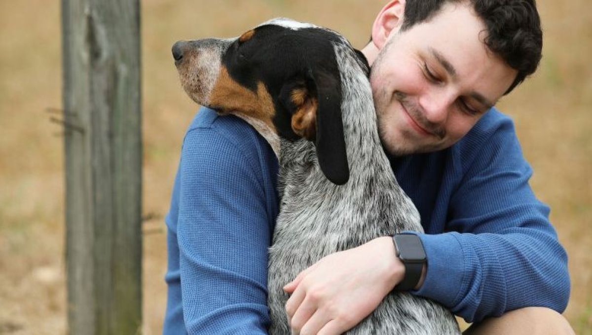 Chien et son humain, ils se font un gros calin