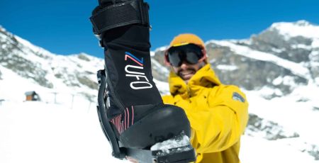 zUFO, une chaussure de ski confortable adossée à un exosquelette